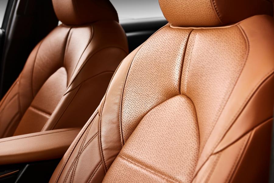 Детали интерьера Toyota Avalon Hybrid Limited 2018 года  (фото 16 из 34)